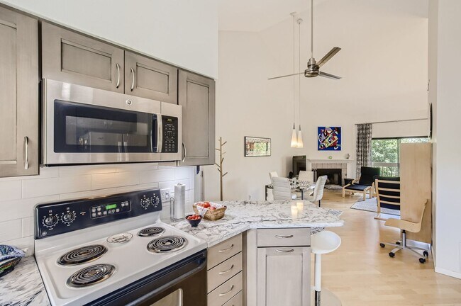 Building Photo - Turnkey 2 BDR/2BA Boulder Condo