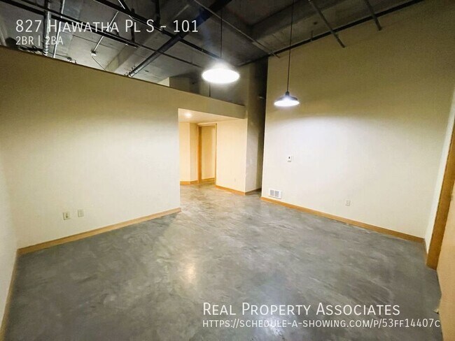 Building Photo - 827 Hiawatha Pl S