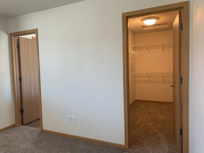 Building Photo - Spacious 4 Bedroom Townhome in Great Neigh...