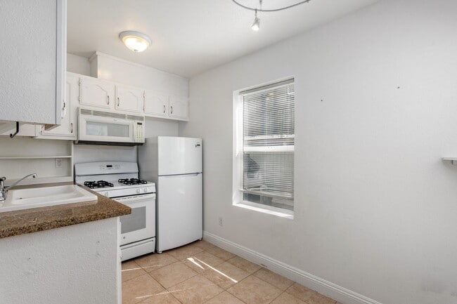Building Photo - Remodeled 2 bed, 2 bath unit in Midtown