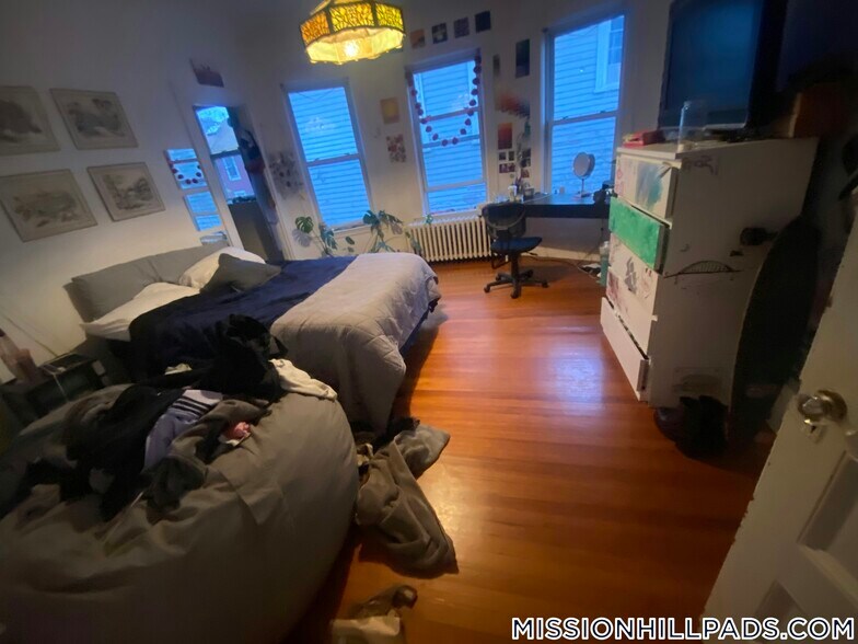 Building Photo - 10 Sachem St