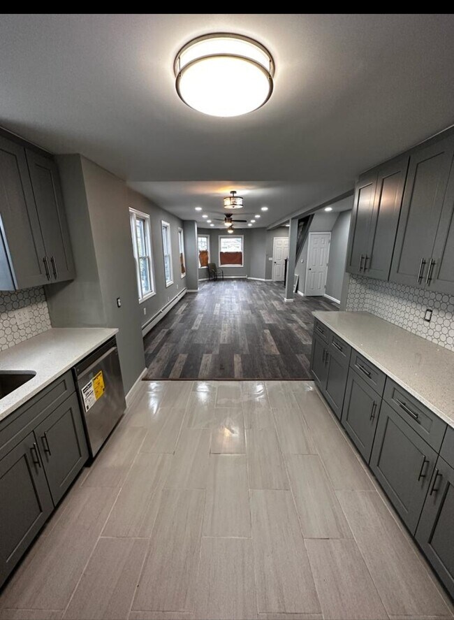 Building Photo - 132 Elm St