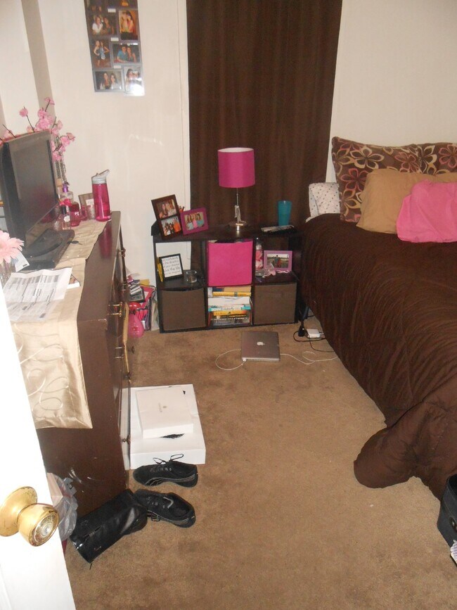 Building Photo - 3 Bed 1 Bath close to UWEC! Available June...