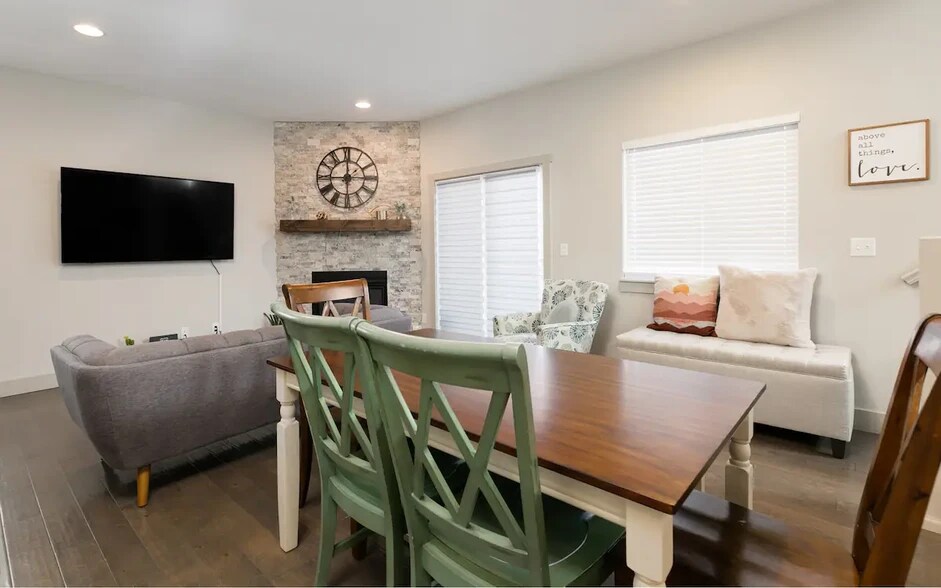 Building Photo - 913 Columbine Ave