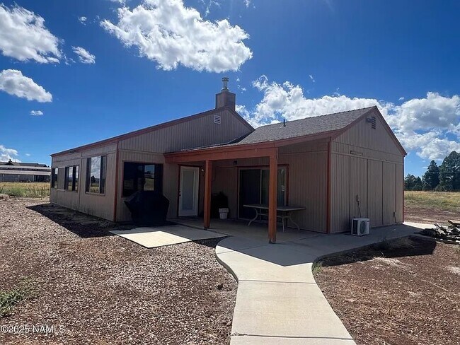 Building Photo - 665 Dust Devil Dr