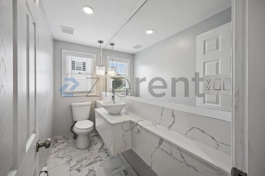 Building Photo - Unit A