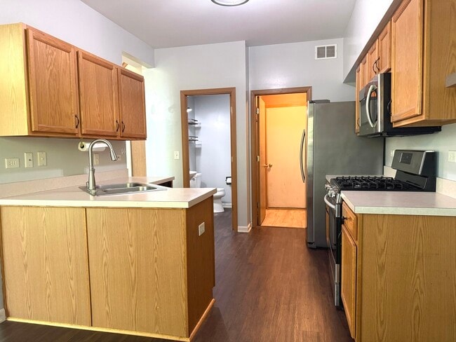 Building Photo - 4013 Oak Tree Ln