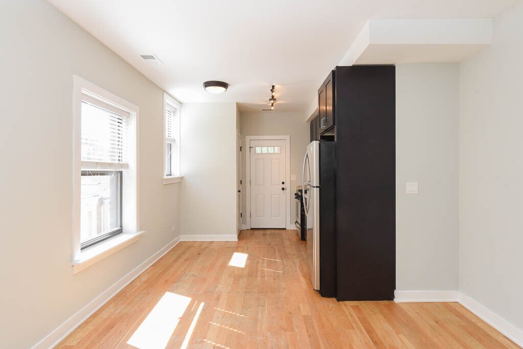 Building Photo - 2210 W Eastwood Ave