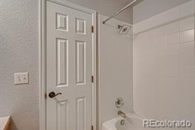 Building Photo - Fantastic 3 bed, 2.5 bath Townhome in Univ...