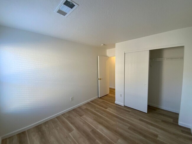 Building Photo - 4 Bedroom Single Story Home Available Near...