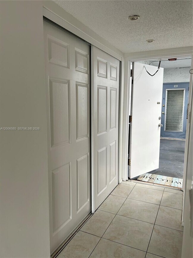 Building Photo - 3000 Sunrise Lakes Dr W