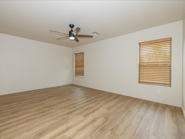 Building Photo - 3 Bedroom 2 Bathroom with Den