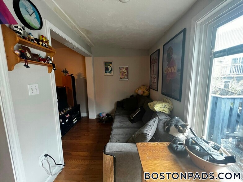 Building Photo - 161 Bennington St