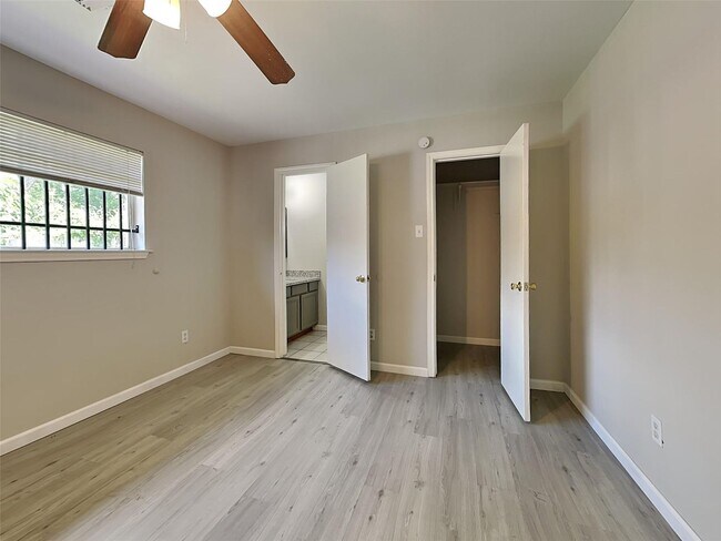 Building Photo - A spacious and move-in ready 3-bedroom, 1.5-bathroom home in Houston is now available. Fresh pain...
