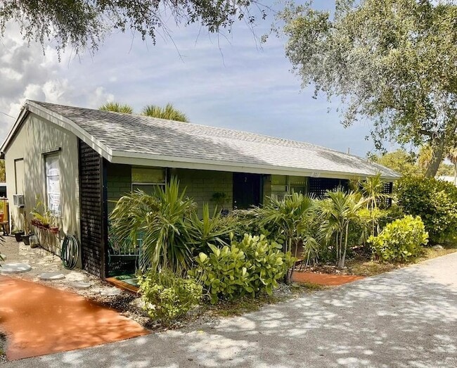 Building Photo - 301 Melody Ln