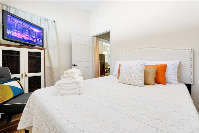 Building Photo - "ALL UTILITIES INCLUDED & Fully Furnished! Stunning 4-Bed, 3-Bath Townhome in Haines City"