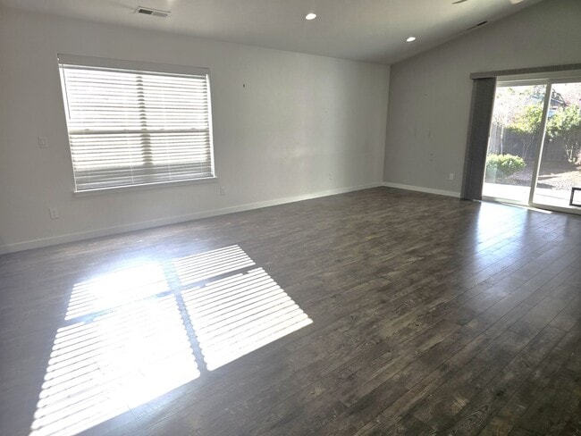 Building Photo - 3 bed 2 bath Home for Rent in Grants Pass