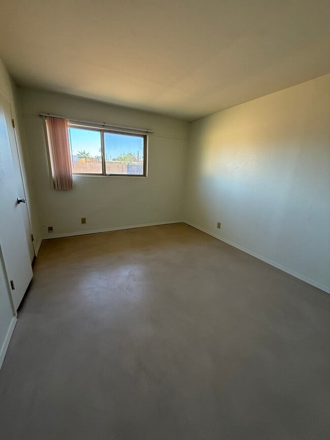 Building Photo - House For Rent