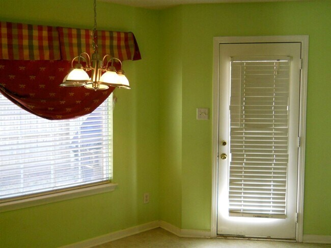 Building Photo - 1098 Breezy Valley Dr