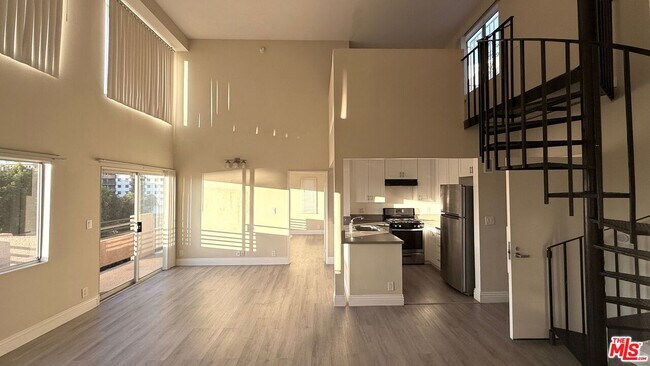 Building Photo - 701 S Kingsley Dr