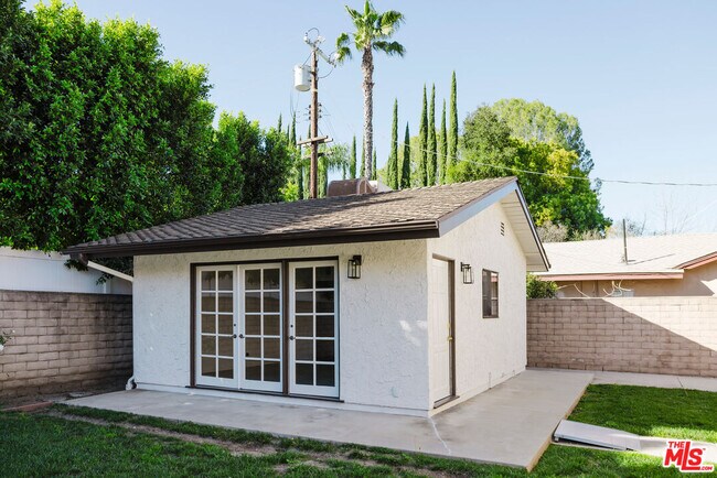 Building Photo - 4933 Collett Ave