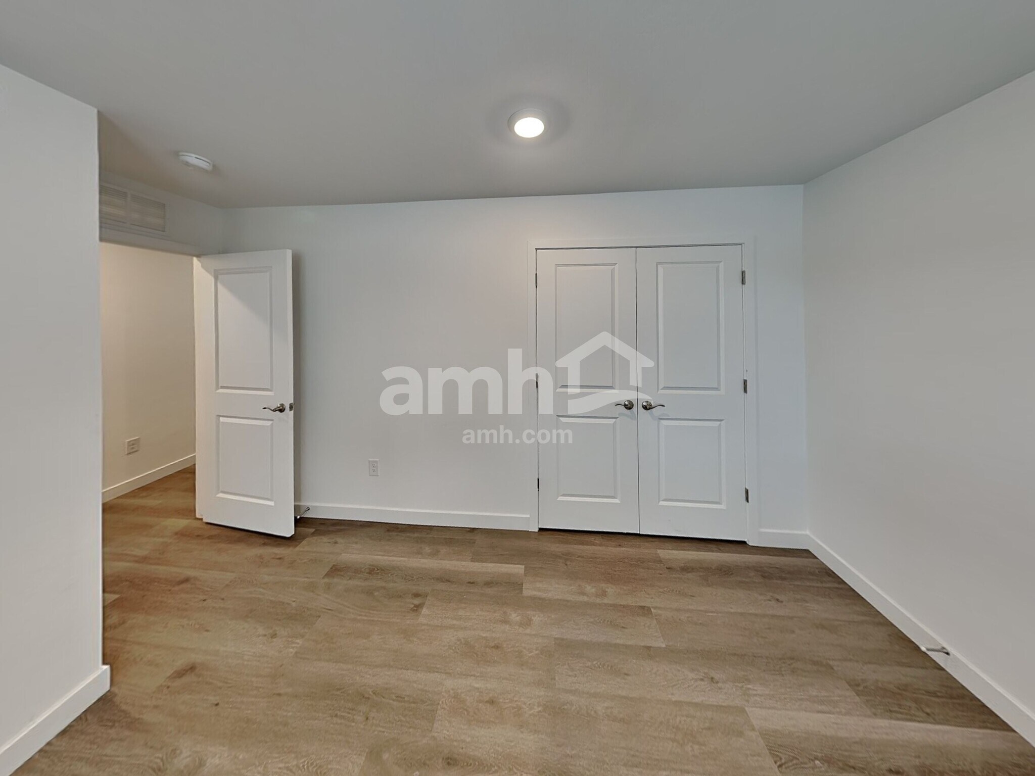 Building Photo - 6144 W Calle Lingo