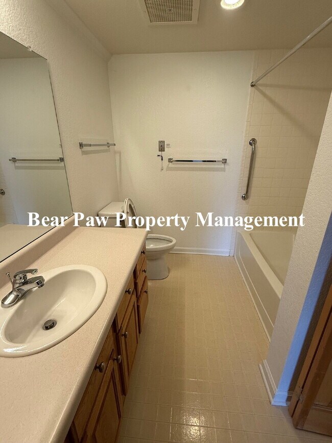 Building Photo - Beautiful Condo for Senior Living in North Evergreen!!