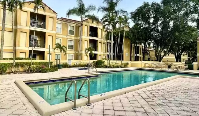 Building Photo - 977 Riverside Dr