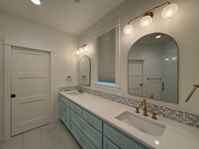 Building Photo - Elegant and Luxurious Cottage Grove Home