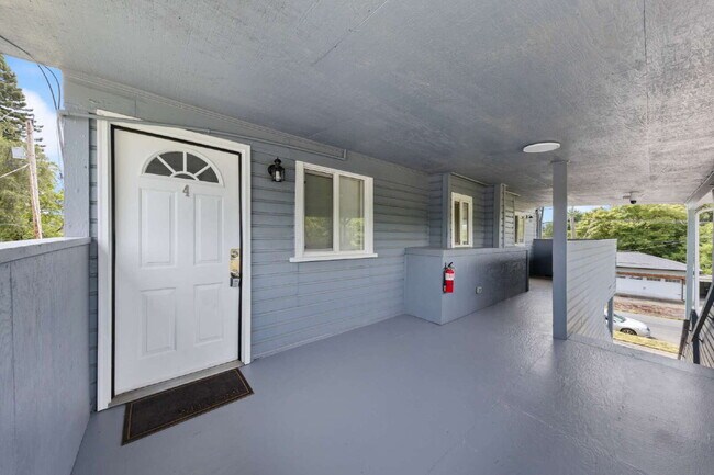 Building Photo - 2 Bedroom 2 Bathroom on College Street!