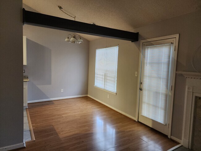 Eat-in area right off kitchen with view - 1072 Meadow Glen Cir