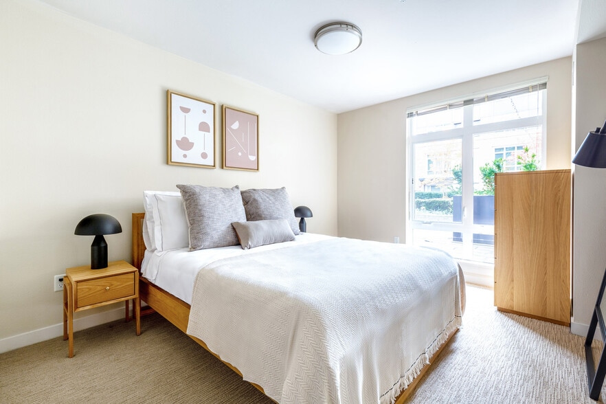 Building Photo - 215 10th Ave E