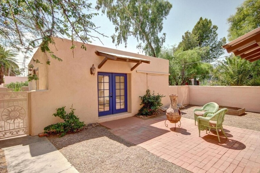 Back patio, facing guest house (guest house rented separately). NOTE: Furniture not included. Rented unfurnished. - 2648 E Drachman St