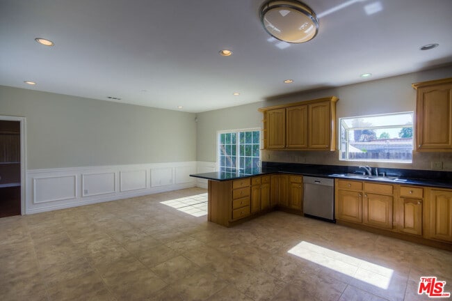 Building Photo - 18718 Lanark St