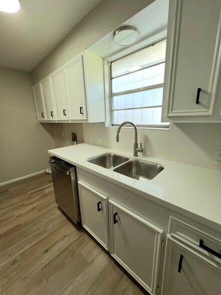 Building Photo - 504 S 28th St