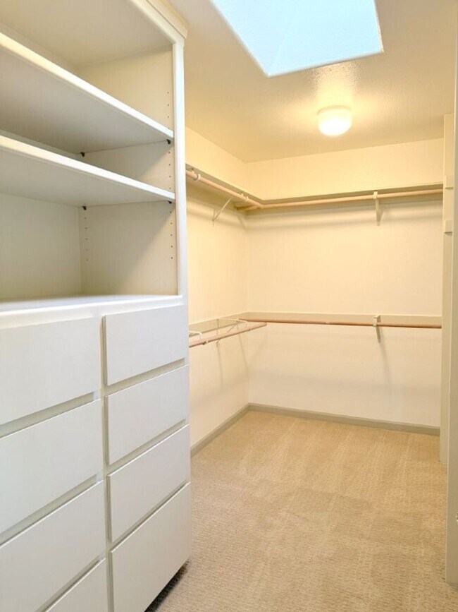 Building Photo - Beautiful custom one story estate located on one of the most desirable streets in Blackhawk Count...