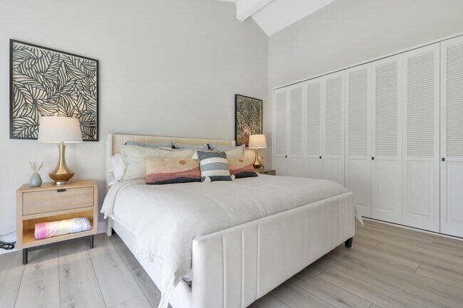 Building Photo - 236 Castellana S