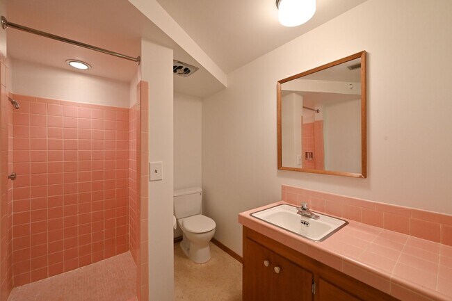 Building Photo - Spacious 3BR+/2 BA Home in Quiet North-End...
