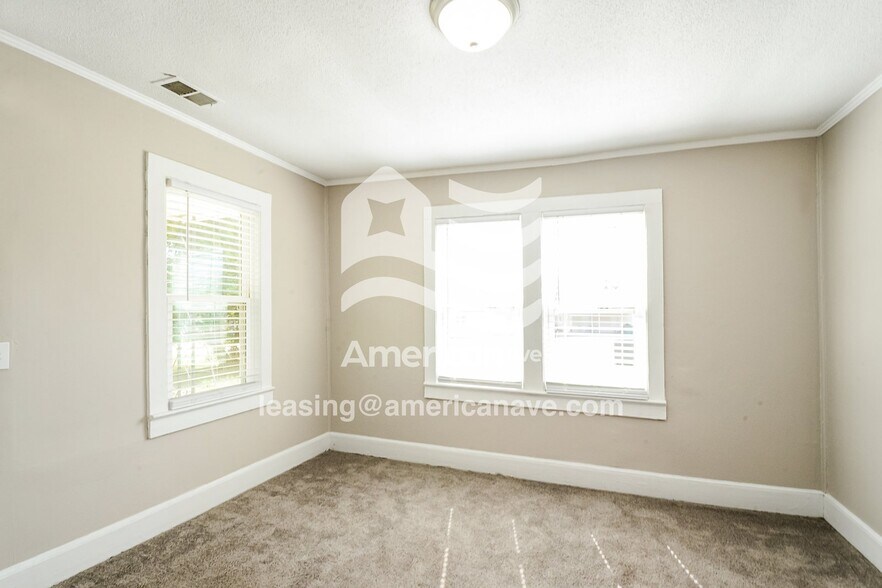 Building Photo - 304 S Pine St