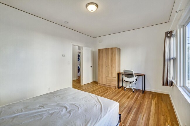 Building Photo - Furnished 3-Bedroom Apartment for 5 – Shar...