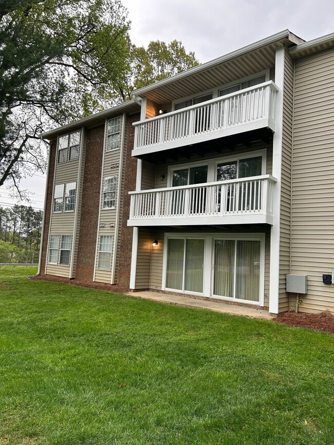 Building Photo - 2 Bedroom Condo near UNCC