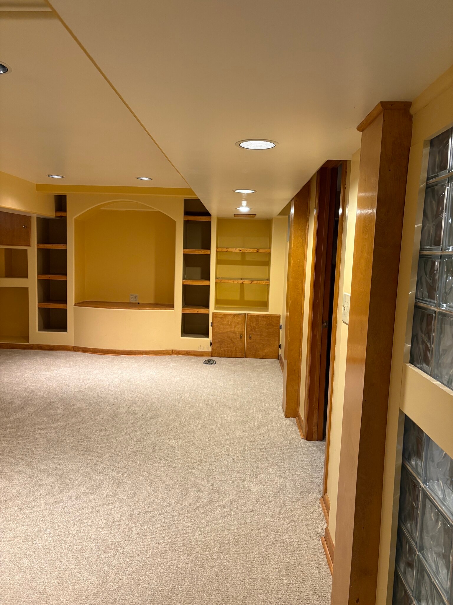 Rec. roomRe - 2219 E Marion St