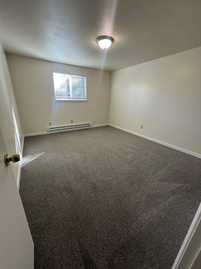 Building Photo - One Bedroom, One Bathroom Downstairs Apart...