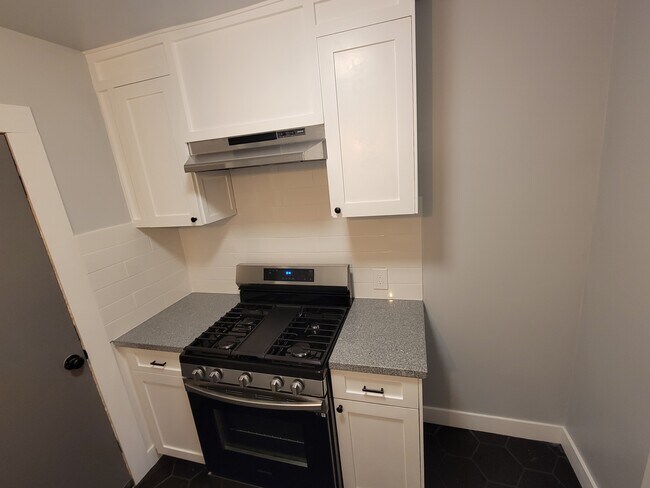 Kitchen range - 1267 N Mountain View Ave