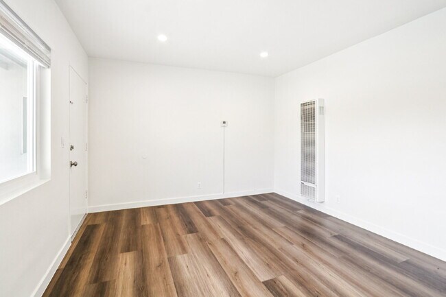 Building Photo - 1 bed 1 bath with pool and laundry!