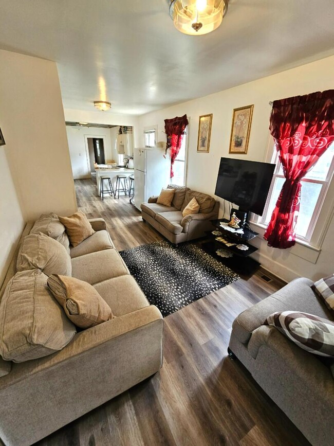 Building Photo - 454 S Des Plaines St