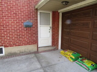 Private Entrance - 25 Nassau St