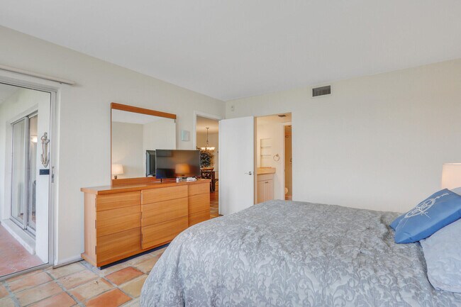 Building Photo - 1025 Sugar Sands Blvd
