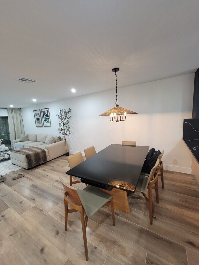 Building Photo - 9442 Oakburst Ln