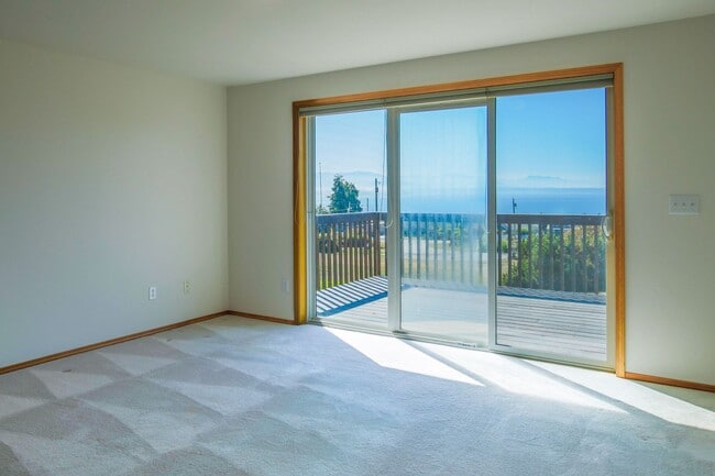 Building Photo - Lovely Mid-Island Home Available August 19th!